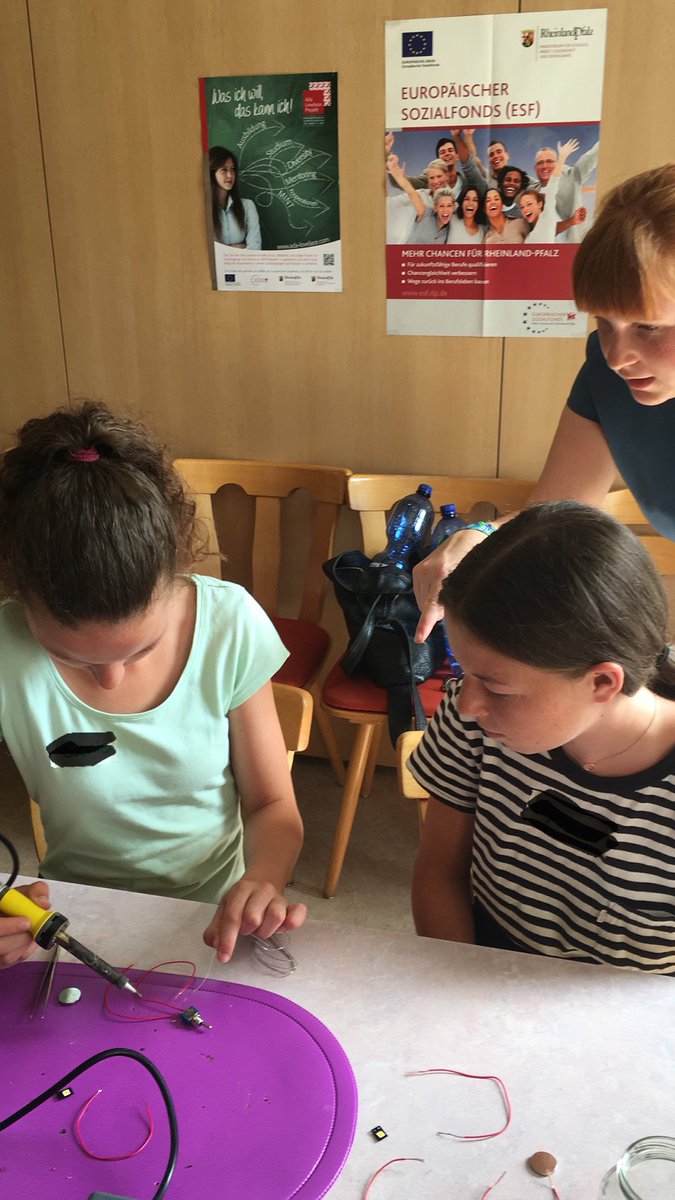 ALP_Trier's tweet photo. Im #sciencecamp2018 @ALP_Trier hat das Projekt Tischlampe begonnen ๐ก @TrierUni #lรถten #wasichwilldaskannich #kommmachmint ๐ช๐ป https://t.co/pPZPrQwWpA