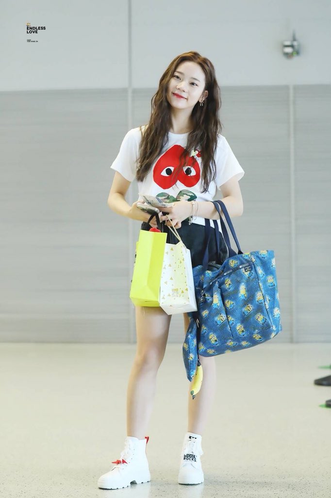 ziningarchive's tweet photo. · 180730 airport ·
   « 真的好爱你啊怎么办 »

#紫宁 #火箭少女 
#zining #mera组合 #rocketgirls https://t.co/HAdoE52Hsw