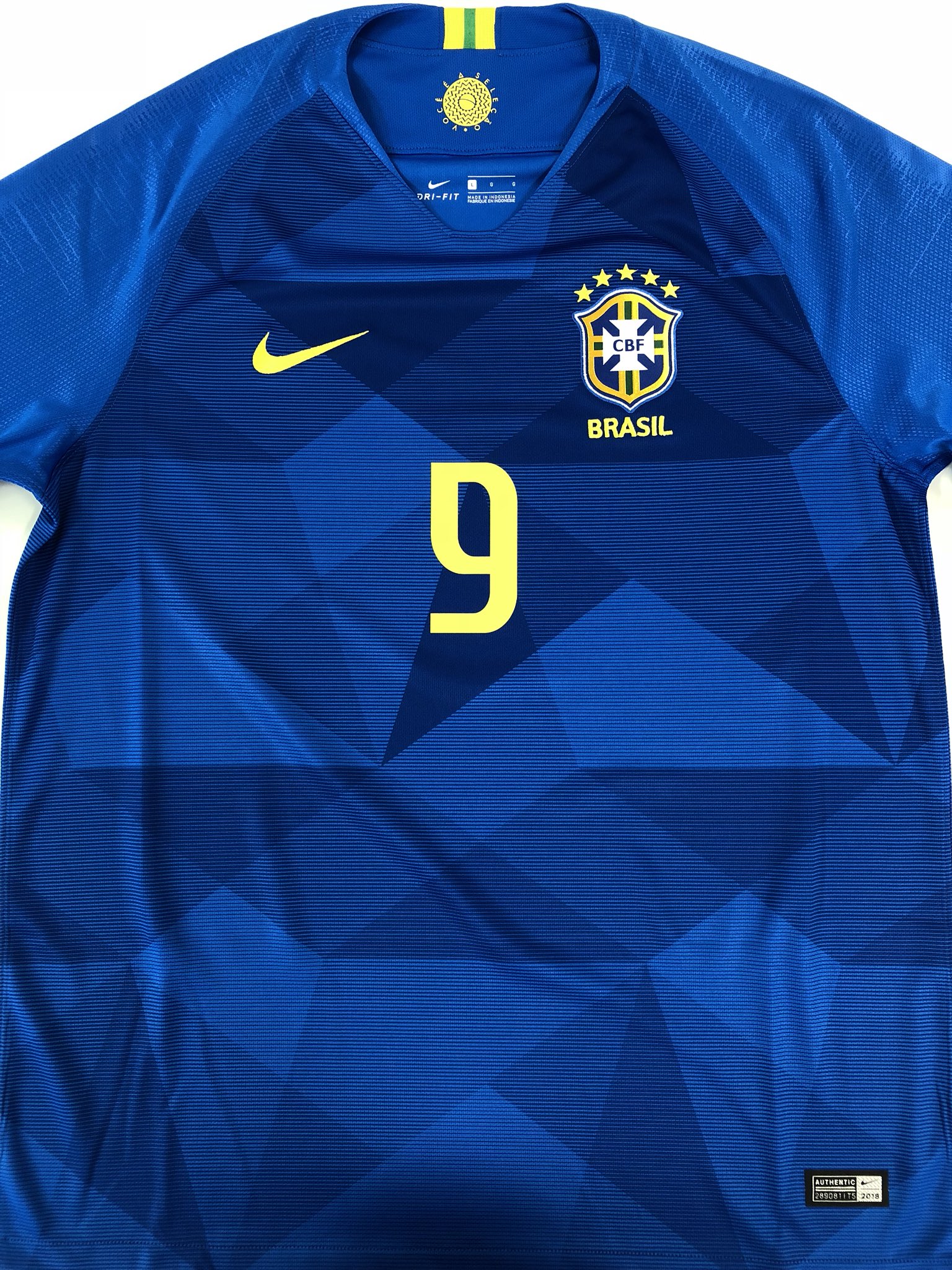 ともさん Tomosan サッカーユニフォームの世界 En Twitter ブラジル代表18アウェイモデル ガブリエル ジェズスのマーキング 幾何学模様と鮮やかなカナリアイエローがいい 配色のセンスがいいですね Brazil Jesus Gabrieljesus ブラジル代表 ジェズス