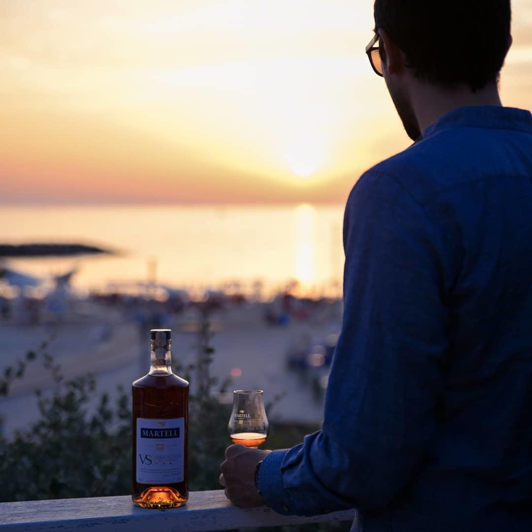 martell's tweet image. Sunset views and #VSSD make for a dreamy summer evening
📷: @salome_martell 
_
#Martell #BeCurious #Cognac