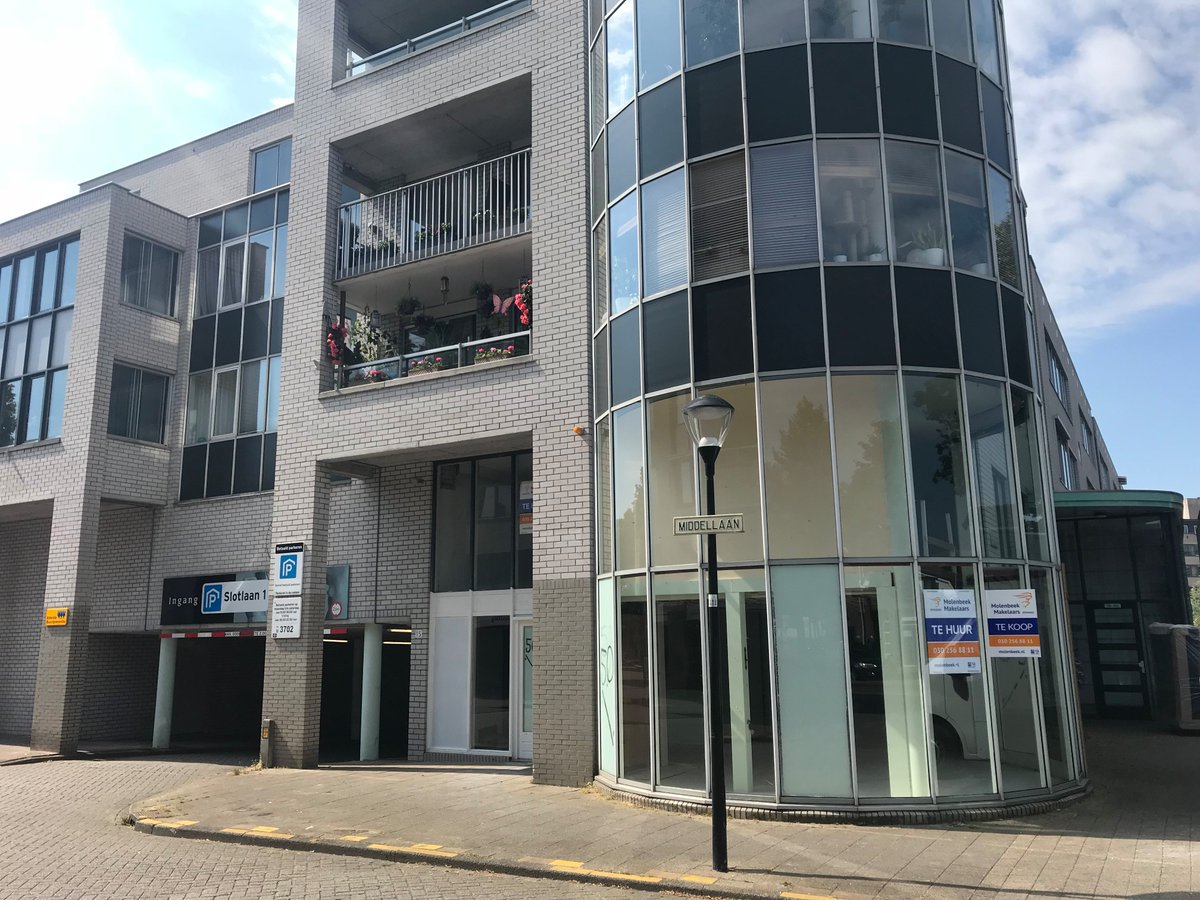 Nieuw in de #verhuur/#verkoop: 175 m² #winkel-/#commerciële ruimte aan de #Middellaan 15 te #Zeist, op de #hoek gelegen met grote pui op #zichtlocatie. Meer info: goo.gl/ZwErhr