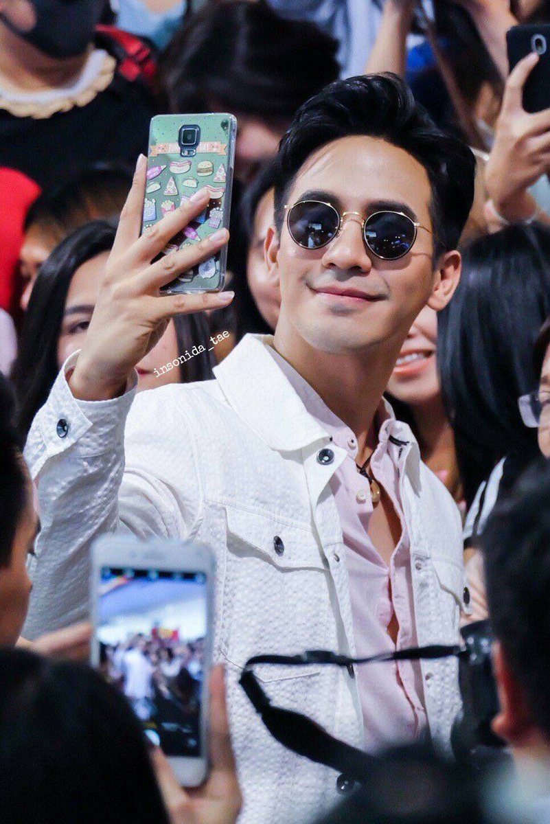 MOMPPLLL1's tweet photo. ดีใจมากตื่นเต้นมากหัวใจเต้นแรงมากคะ ตั้งแต่เย็นเห็นรูปที่โป๊ปใส่แว่นที่เราซื้อให้เป็นของขวัญ ไปงานที่ระยองวันนี้ ตายยยคะ ตอนที่เลือกให้คิดว่าเข้ากับโป๊ปนะ แต่ไม่คิดว่าจะเข้ามากขนาดนี้ ใส่มาแล้วคนให้ถึงกับตายยยคะ คืนนี้จะนอนหลับมั้ย #popezaap #onlyforpope https://t.co/vPCSXIDrdO