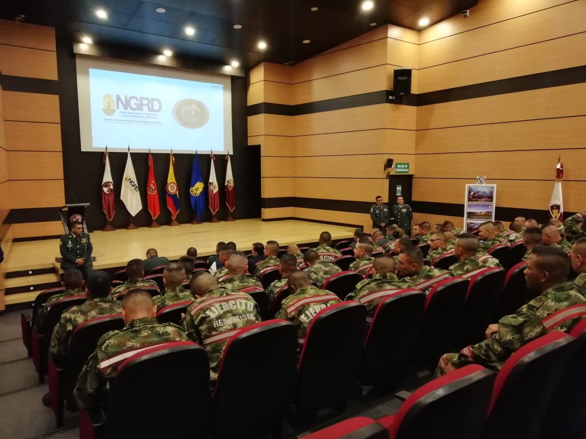 UNGRD's tweet photo. #AEstaHora | La UNGRD realiza entrega de acreditación nacional al Equipo de Búsqueda y Rescate USAR MEDIANO del @COL_EJERCITO. #USARCOL13 https://t.co/yOburcbEPG