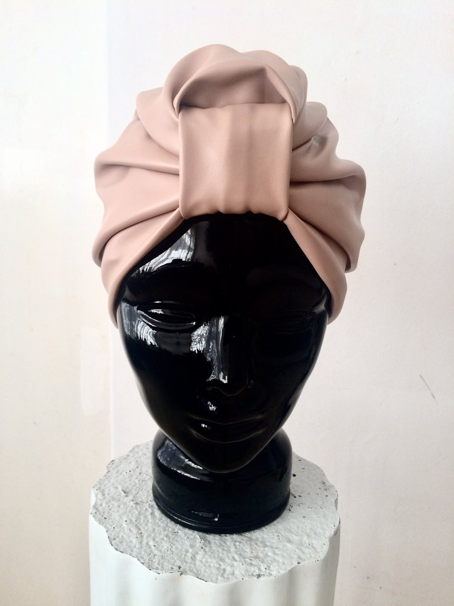 CLSTYLINGHOUSE's tweet photo. Handcrafted and lined CL Stella Turban in Nude Pink Stretch Leatherette.
#CLTurban #CLstylinghouse #leatherette #nude #waterresistant #handcrafted #designeraccessories #turban #capetown #southafrica #leatherturban #vintage #nudeleather #paris #vogue #Paris #Dubai #London #Luxury https://t.co/kpz6luQdiJ