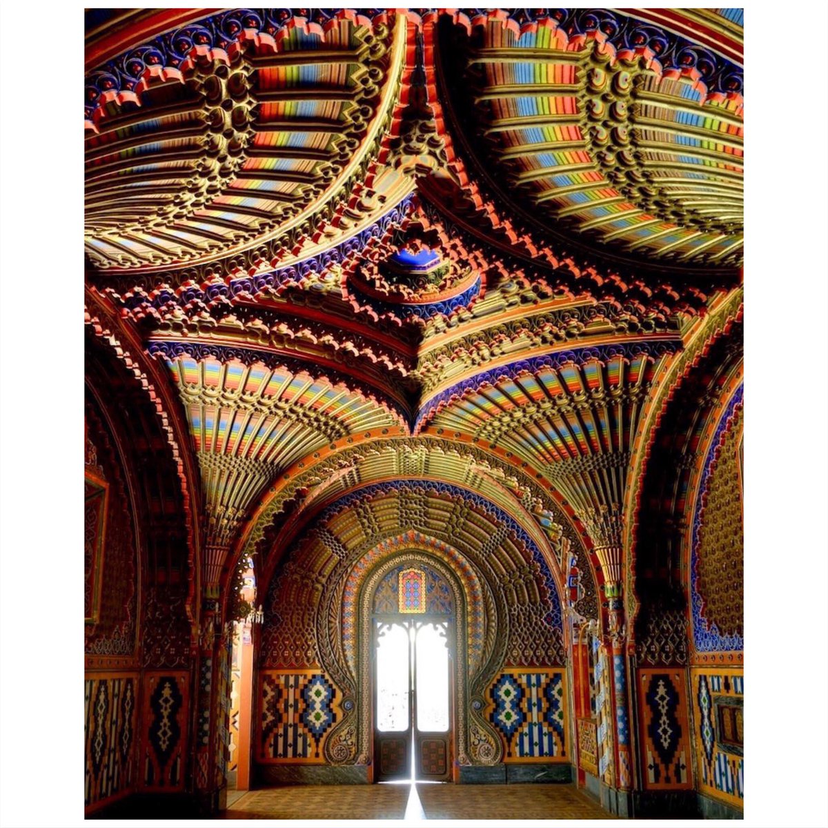 Peacock Room, A fine example of Moorish Architecture, but in a castle in Italy. 📸 Gina Soden
#peacockroom #castle #sammezzano #leccio #palazzo #imterior #moorish #interiordesign #lookingup #ceiling #ceilingdesign #design #architectureinspiration #archidaily #revivalstyle