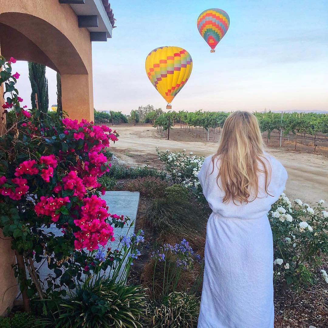 visit_temecula's tweet photo. Step right outside your private patio into the vineyards with the hot air balloons floating right above you! 📷 lavidaesbelle via @CarterEstWinery @VistitCA https://t.co/UgXkxwVYgr #VisitTemecula #Travel #Wine https://t.co/GCB7ZiaWqB
