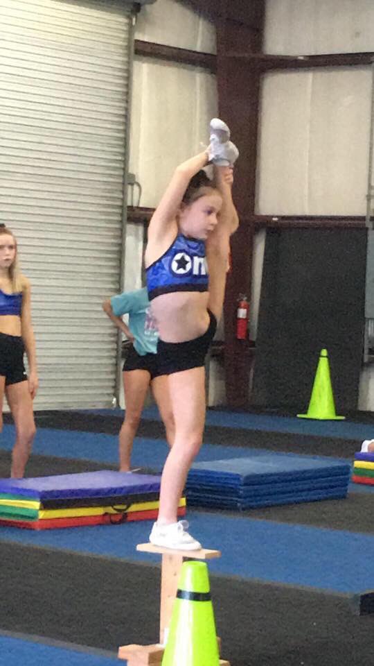 oneelite13's tweet image. Working hard 💙🖤#OE #oneelite #cheer #fly #togetherweareone
