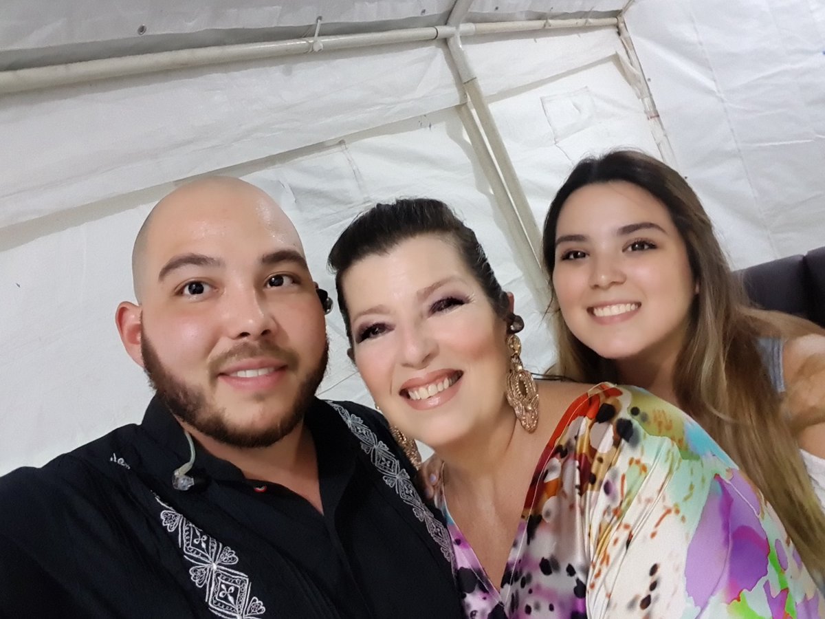 margaritacumbia's tweet photo. Familia llena de amor https://t.co/j9Ak2wXV2a
