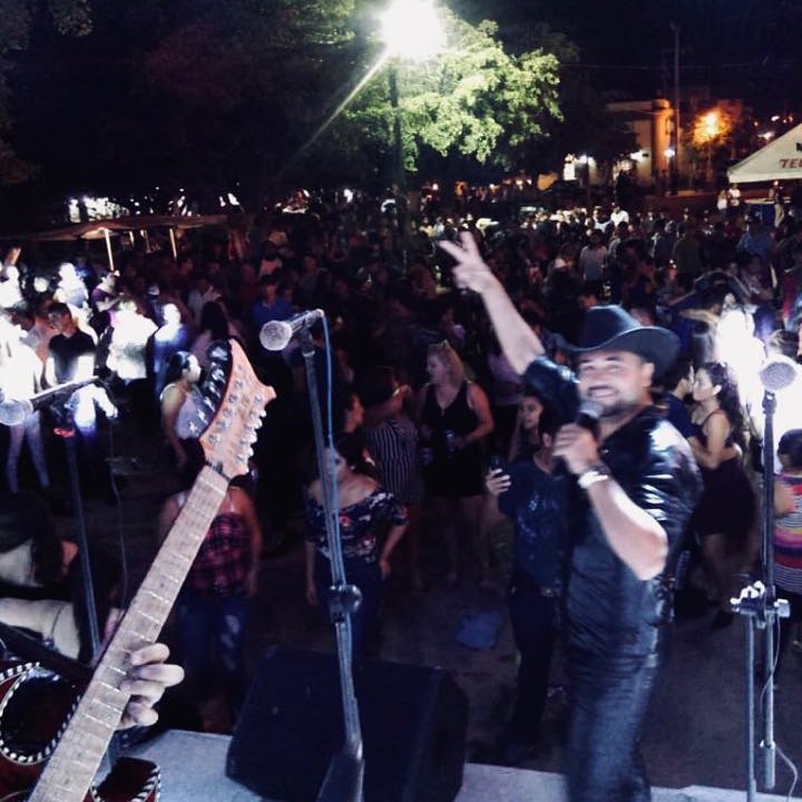 Hasta la madre de gente y hasta la madre de agusto 😱🎤✍🏻🎶

#AnocheMeDesvelé