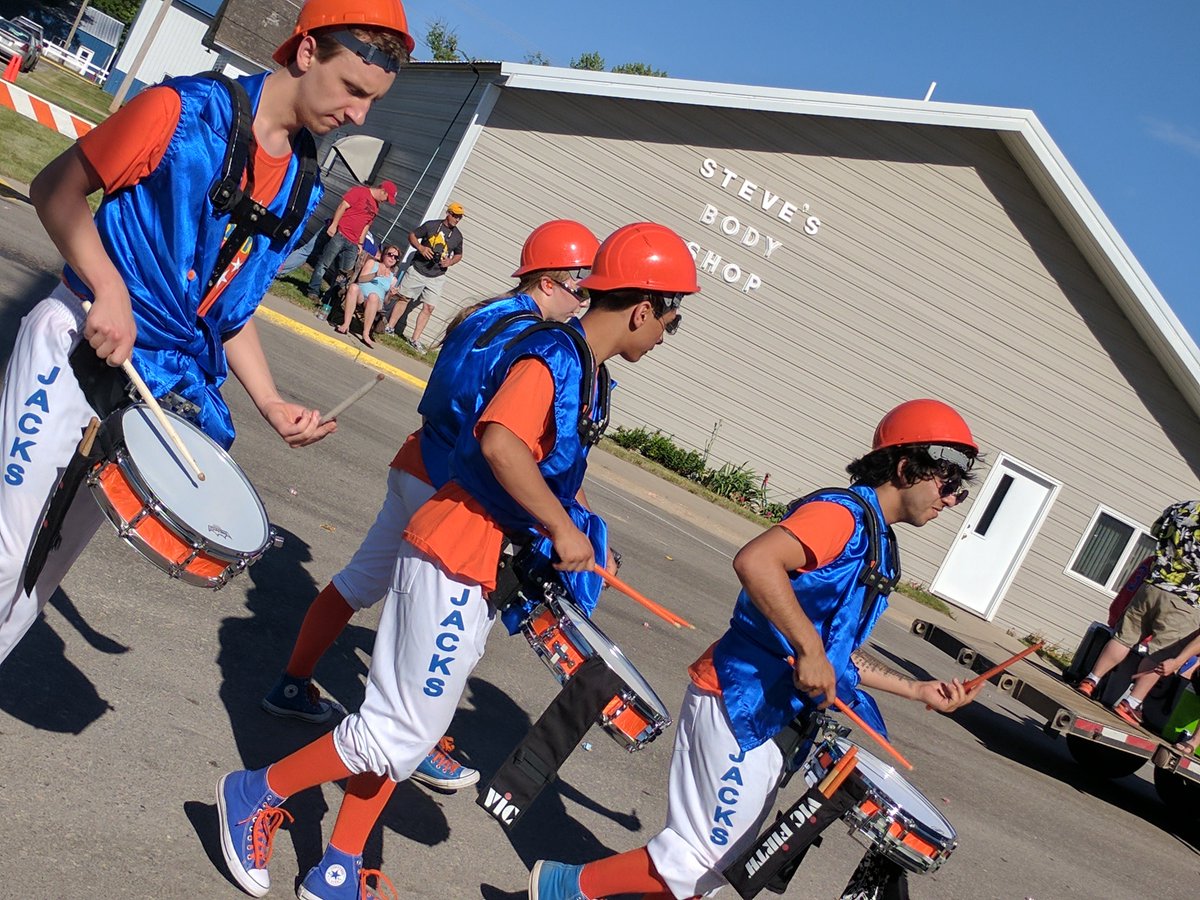 KrackerJacksDL's tweet photo. 2017 Chokio, MInnesota parade #krackerjacksdrumline #drums #parade #summer2017 #MondayMotivation https://t.co/tkrENiguv7