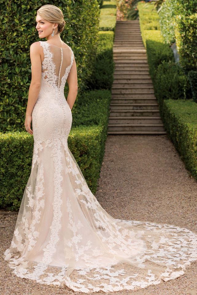 CasablancaBrida's tweet image. Scalloped lace and a plunging neckline?! #Style2343 Evelyn is our boho-glam-inspired #GownOfTheWeek – Click bit.ly/GOTW-Style2343 to see her up close! | #CasablancaBridal #CasablancaBride #CelebrateForever