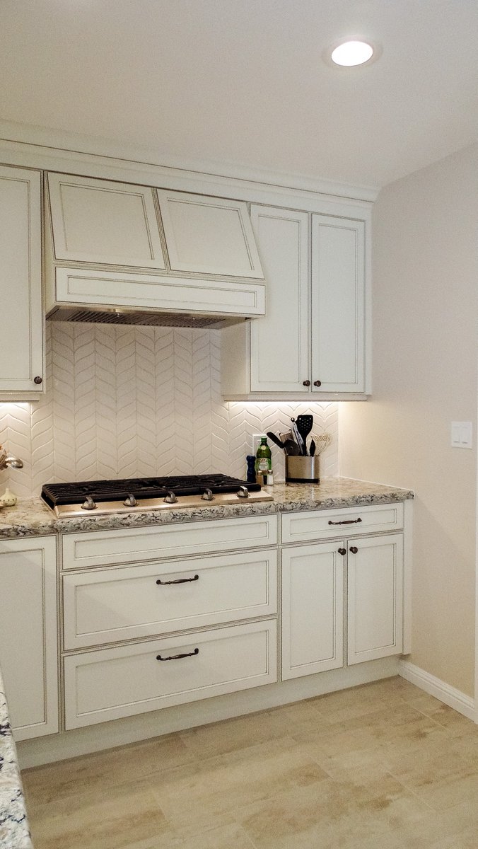 That Backspach tho....❤️😍❤️
Kitchen Design by Tiffany <a href="/kitchens_unltd/">Kitchens Unlimited</a> 
 
#WalkerZanger #TileLove #WhiteGlossCurvedChevron #InteriorDesign #KitchensUnlmited #Design #WhiteKitchen #WeLoveOurJob #WeAreMoreThanJustKitchens #TileBacksplash