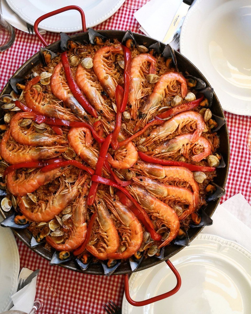 🌊⛱️ 🌴 DOMINGO 🦑🦐🥘
Lento día de verano y último domingo de paella
Bon profit!!!!! 🍴
.
#Paella #PaellaTime #PaellaLife #PaellaFestival #PaellaPic #PaellaPhotography #Paellagasm #PaellaLovers #PaellaAddict #Paellaporn #PaellaDay #PaellaMarinera #PaellaoftheDay #iLovePaella