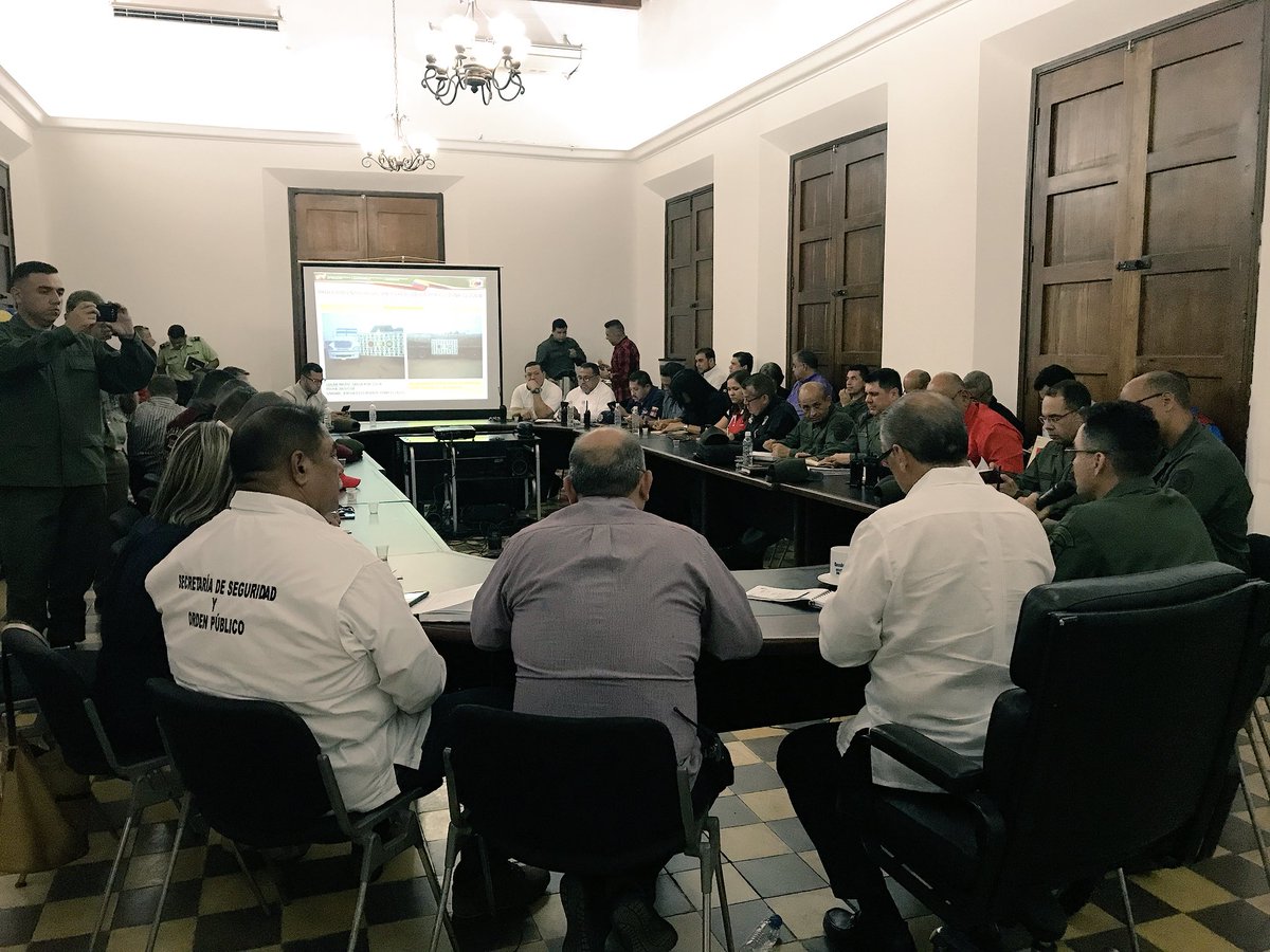 Omar_PrietoPSUV's tweet photo. #EnDesarrollo Reunión con todos los jefes militares y policías del Zulia para evaluación semanal del comportamiento delictivo. Presentes también, Jueza Rectora y MP. Así mismo, le damos la bienvenida nuevo Jefe Comando de Zona N11 de la @GNB_Zulia G/B Edward Castellano Jáuregui https://t.co/98Fs3nUXbq