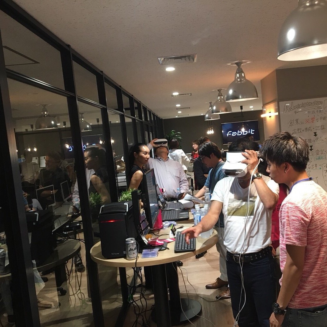 MoCo_VR's tweet image. Better bring a friend, because you might forget you're not in the real world anymore when you try #MoCoVR! Setting the Tokyo #Blockchain Meetup on 🔥🔥🔥

#VR #AR #augmentedreality #VirtualReality