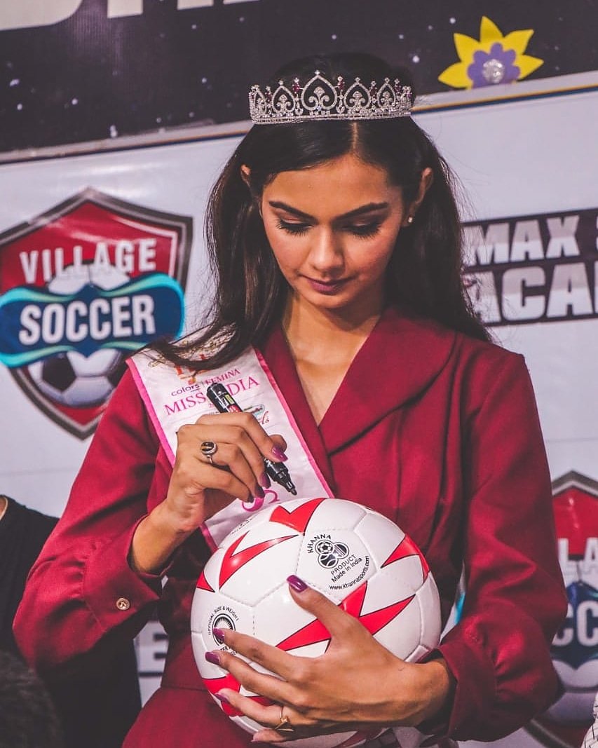 MeenaAhir1's tweet photo. Inauguration of Village Soccer at Vidya Bal Bhavan Delhi. It was such a great event. The students were so talented 💗 and welcoming.  #missindiamadhyapradesh2018.

Outfit @n_more_nx
Photography @abhibhandhun https://t.co/ZAfC9lF1Hh