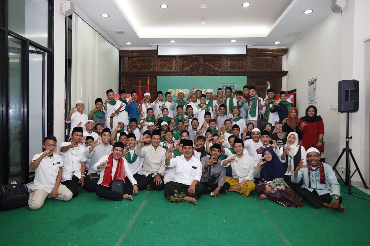 DPP_PKB's tweet photo. Panglima Santri Nusantara @cakimiNOW memasangkan Sarung CINTA kepada perwakilan Laskar Santri dan dilanjutkan dengan foto bersama pejuang Laskar Santri Dukung @cakimiNOW Cawapres. #LongMarchSantriUntukCakImin https://t.co/Yk5p2zVytl