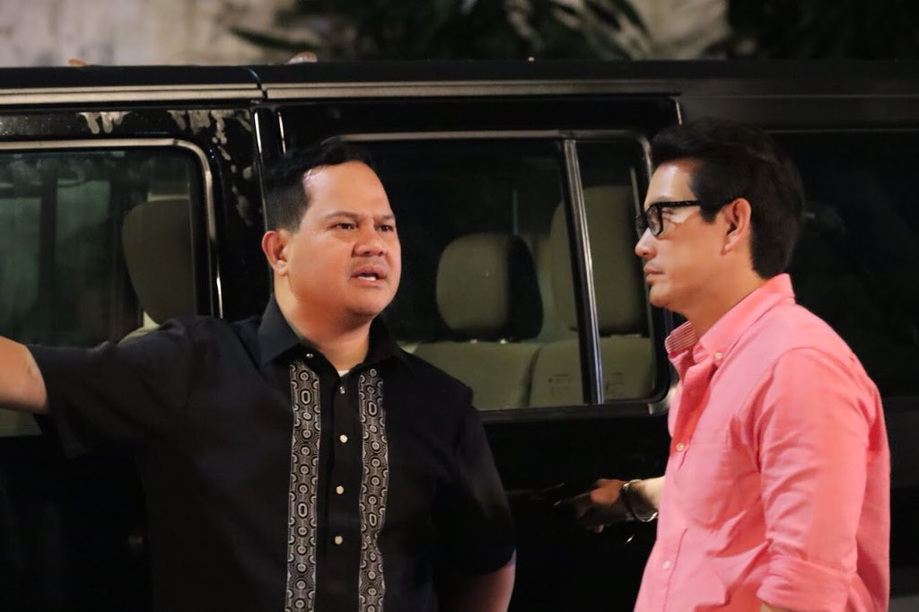 RYAPOFFICIAL's tweet photo. Ano kaya pinaguusapan ng #TinOyo? 😂 Caption this! https://t.co/yAaAUWNIdX