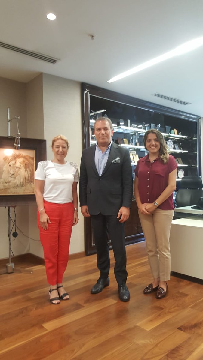franchisecmpny's tweet photo. Franchise Company Yönetici ortaklari Aycan Helvacıoğlu ve Efrah Atacan bugün İstanbul Hububat Bakliyat Yağli Tohumlar ve Mamulleri Ihracatcilar Birligi Başkani ve @simitsarayi Onursal Başkani Sn. Haluk Okutur'u ziyaret ettiler. Güzel projeler paylaşımlar için teşekkür ederiz. https://t.co/GiqNeswHRL