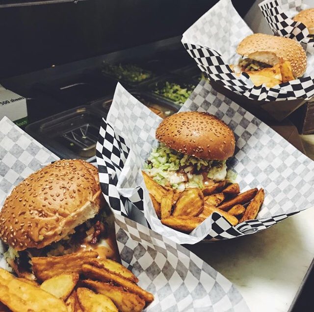 Los_Monkeys's tweet photo. ¡Feliz lunes!

Abiertos @ Río Piedras Ave. Universidad 

Órdenes:  (939) 338-3200

#seanfelices #losmonkeyspr #riopiedras #burgerporn #burgers #monkeybusiness https://t.co/PAAcaT6Vkc