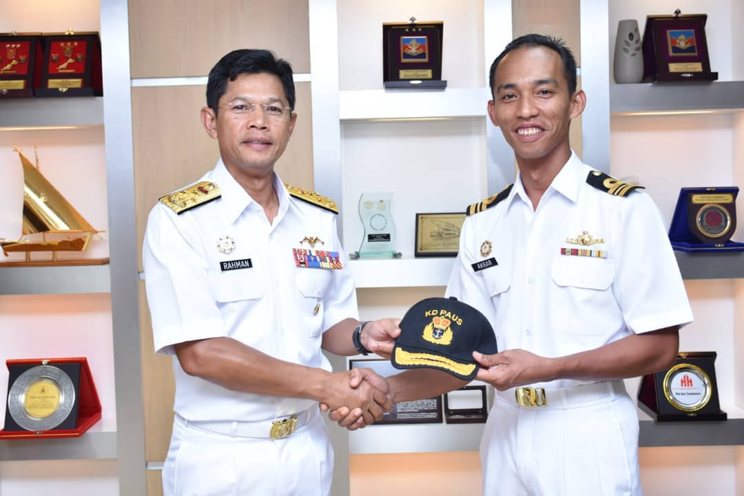 KD PAUS 3507 (@kd_paus) on Twitter photo "Leaders become great not because of their power but, because of their ability to empower others."
Kunjungan hormat (Courtesy Call) Pegawai Memerintah KD PAUS ke atas Panglima Armada Timur.
<a href="/tldm_rasmi/">Royal Malaysian Navy</a>
<a href="/MPA_Timur/">HQ Eastern Fleet</a>
<a href="/ARBA_My/">ARBA_RMN</a> "Leaders become great not because of their power but, because of their ability to empower others."
Kunjungan hormat (Courtesy Call) Pegawai Memerintah KD PAUS ke atas Panglima Armada Timur.
<a href="/tldm_rasmi/">Royal Malaysian Navy</a>
<a href="/MPA_Timur/">HQ Eastern Fleet</a>
<a href="/ARBA_My/">ARBA_RMN</a>
