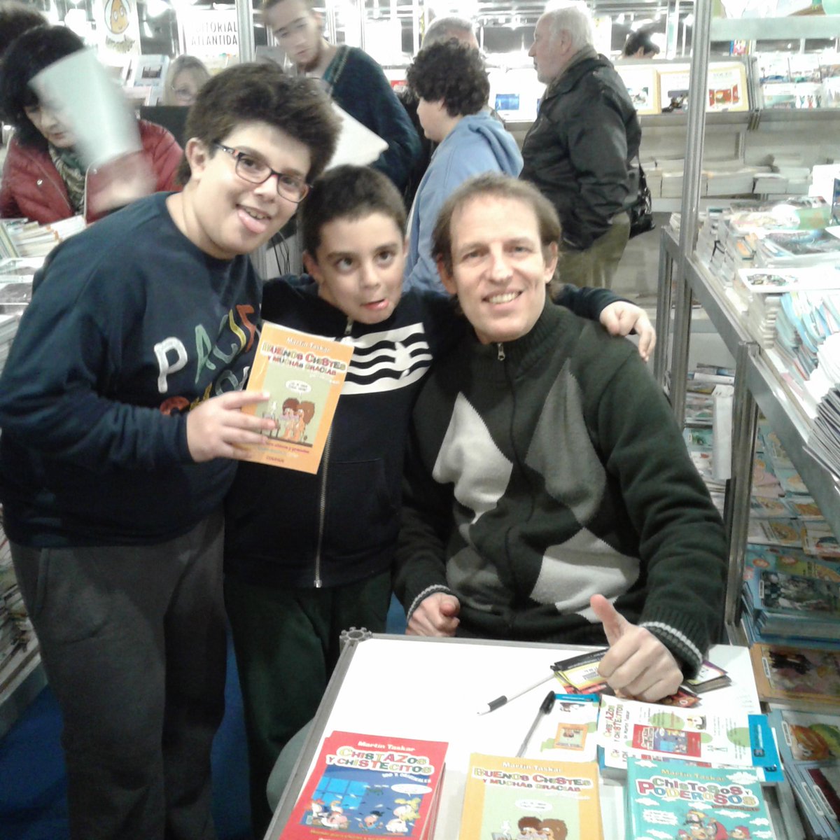 HumorTaskar's tweet image. Ufa, terminó la Feria del Libro Infantil... Un gran encuentro con los lectores. Gracias @EdColihue y @ferialibroinf por invitarme todos los años a esta hermosa fiesta literaria. #buenoschistesymuchasgracias