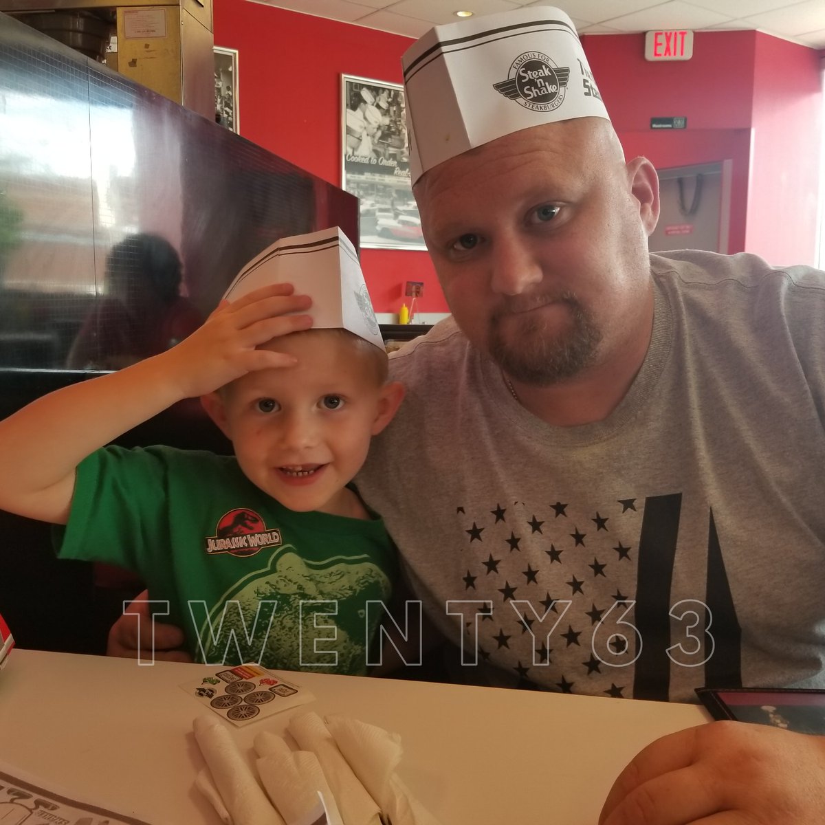Dawn_Twenty63's tweet photo. #AD Thanks to Kids Eat Free weekends at @SteaknShake I was given the "Best Mom Ever" award by this little cutie! Want your chance at the award AND a $50 Gift Card? Head to the blog ➡️ https://t.co/3zCKVNMjXW https://t.co/I8M503nTj7
