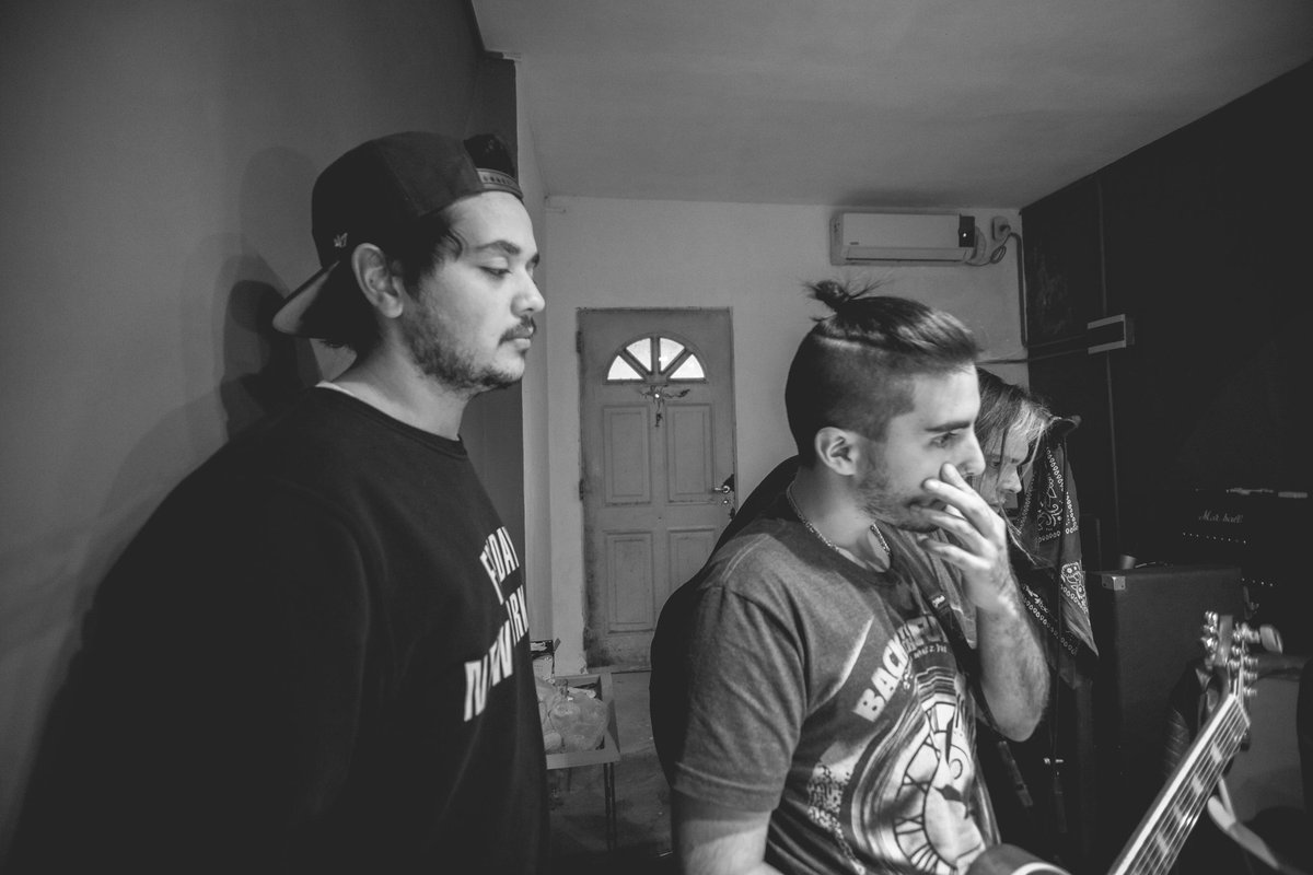 VoragineRock's tweet photo. Fichemos un poco esas caras de cansancio/concentración que dejan las horas de jornada de grabación. Pronto el material disponible ✊ https://t.co/TTIUDWcEVl