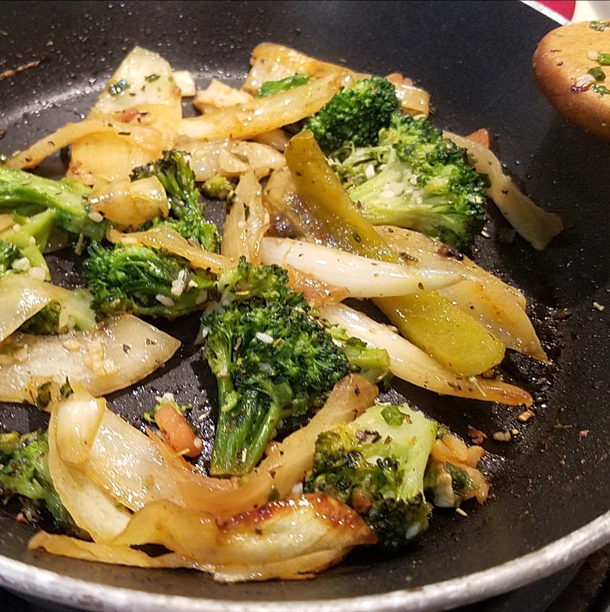 RobertAONeil's tweet photo. I try to always make time for #healthy #breakfast before leaving the house!!! #homecook
This time is a scramble of onions, peppers, broccoli and #eggbeaters! 😊😁 Cheers to a good day for all.
#Hearthealthy #yum #tasty #foodie #dallasfoodie #allentx #healthy #Heart #healthyeating https://t.co/UxGXvTWffG