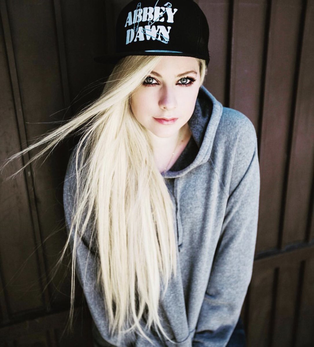 beautifulcelebz's tweet photo. RT for Ariana Grande 
LIKE for Avril Lavigne https://t.co/W4SO0OtUD5