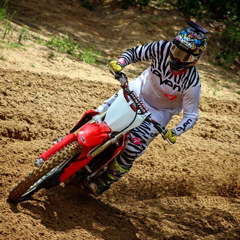 LapKingRacing's tweet photo. Wash those bikes up.  Rest those sore joints.  New #LapKing tech is coming this September 😍 .  Will you be ready?!
.
—
.
#socialracing #practiceparty #LapKing #LapJam #Motocross #Supercross #Dirtbikes #Moto #braggingrights #motogame #mx #sx #dirtbike #motogp #mxgp #sendit #honda https://t.co/GXmx4yXtqZ