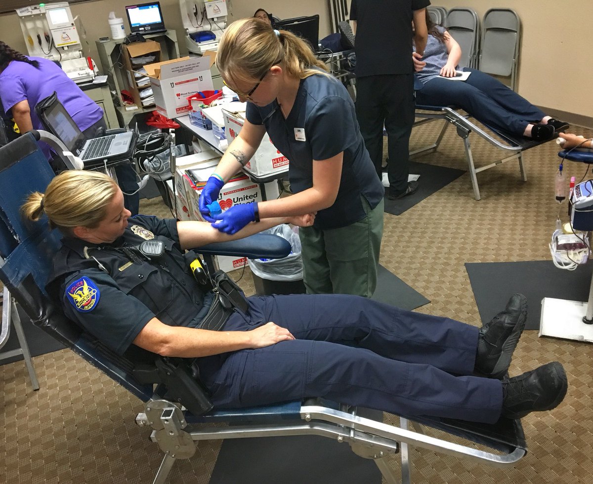 TomFergusFox10's tweet photo. Big thanks to @phoenixpolice officers, #AZPLEA and the public for donating blood on behalf of injured Phoenix Officer Sean George. Contact @ubsaz to see how you can help. https://t.co/enjDq1C4mA #blooddrive #💙 https://t.co/M5eGiRqBXn