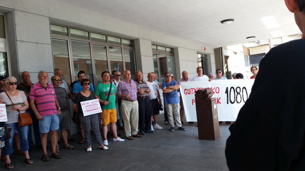 PodemosBasauri's tweet photo. Esta mañana, como cada lunes delante @BasaurikoUdala , no importa el tiempo, ni las vacaciones, jubilados/as y pensionistas siguen reivindicando #PensionesDignas . Les admiramos y estamos con su lucha. https://t.co/32CUXlQ7op