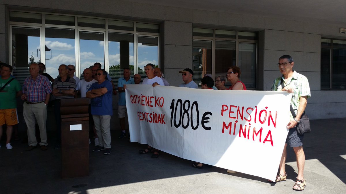 PodemosBasauri's tweet photo. Esta mañana, como cada lunes delante @BasaurikoUdala , no importa el tiempo, ni las vacaciones, jubilados/as y pensionistas siguen reivindicando #PensionesDignas . Les admiramos y estamos con su lucha. https://t.co/32CUXlQ7op