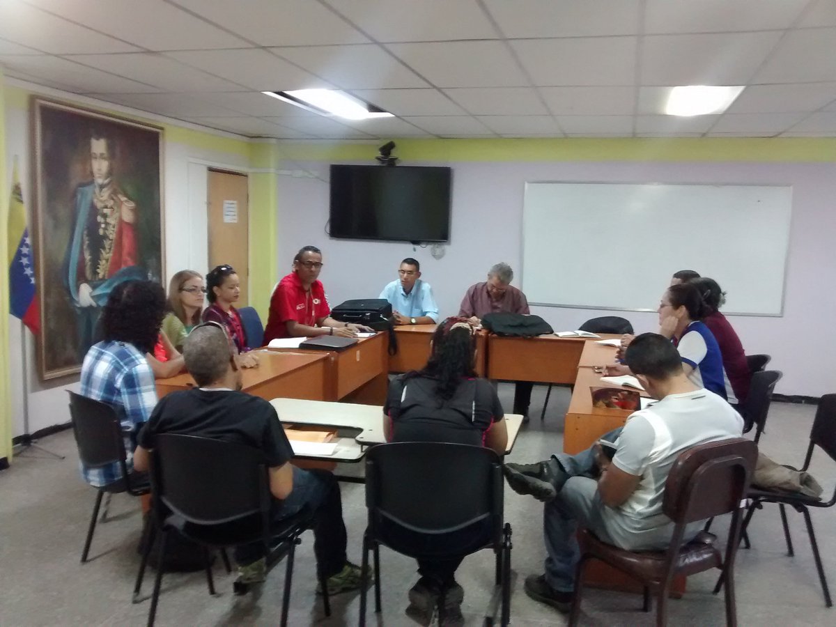 FundabitAragua's tweet photo. Coordinador Zonal  @PedroGordon_21 entrega certificación de funciones año escolar 2018-2019 a personal de equipo de gestión #FundabitAragua @MPPEDUCACION @JauaMiranda @Fundabit @vane_prieto @ZE_Aragua @leoalvacabrera @MariAlepro #ANC1AñoDeVictoriaPopular https://t.co/vRZrICT46y