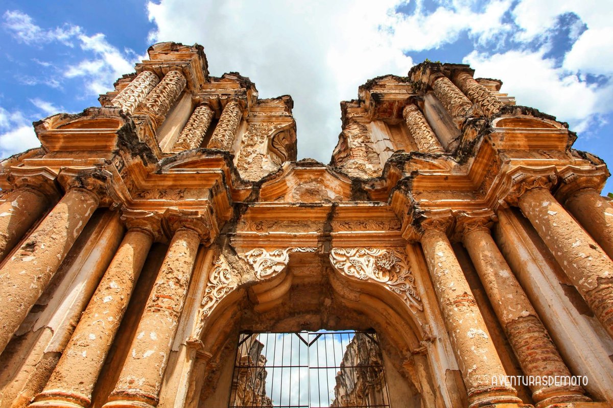 Front of the Iglesia del Carmen ruins destroyed by the 1773 earthquakes 
#antiguaguatemala #antigua #purochapin #colonial #colonialcity #guatemala #guate #history #spanishcolonial #earthquake #Canon #5d #lglass #asiesmitierra