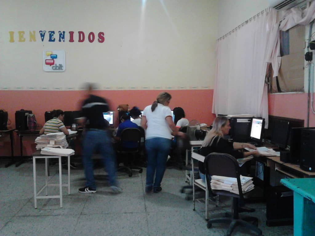 Cardenalrojo747's tweet photo. Apoyo al censo estudiantil en diferentes instituciones del Municipio Torres Edo #Lara
#ANC1AñoDeVictoriaPopular 
@Fundabit @vane_prieto @JauaMiranda @MaryoriMolina https://t.co/jZ5nELpDK7