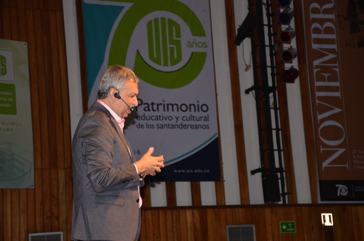 UIS's tweet photo. #LoÚltimo El @RectorUIS Hernán Porras Díaz da la bienvenida a los 1237 nuevos estudiantes UIS. Lo acompañan los integrantes del Consejo Académico. https://t.co/AHlfZqbWgr