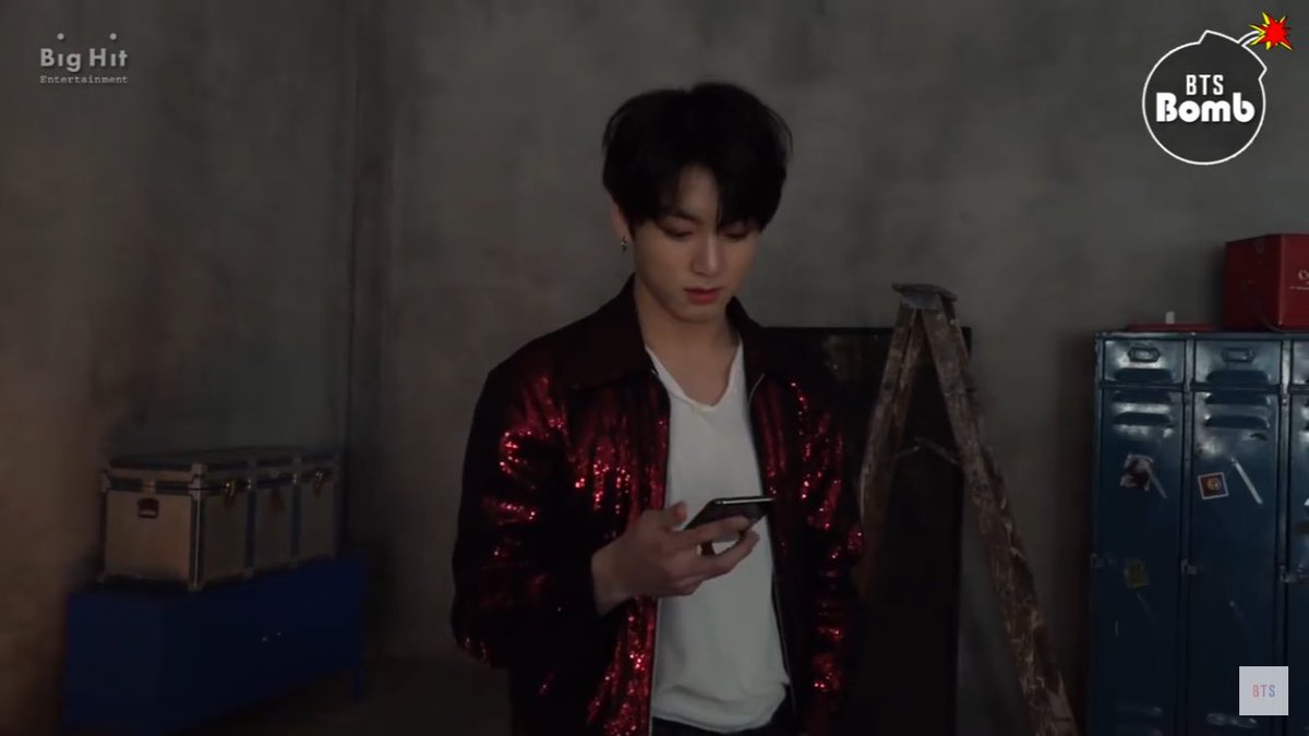 fidelity_00's tweet photo. favorite video of the day goes to: 

[BANGTAN BOMB] Taking a photo carefully by JK - BTS (방탄소년단) https://t.co/QyS8xMbZfs