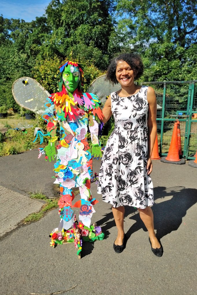 ChiOnwurah's tweet photo. Fantastic team out this morning for @greenwingrove Nunsmoor Park #litterpick - all ages hard at work clearing up other ppl's litter. Also said hello to beautiful Park Guardian newly created by local kids https://t.co/1bhgE6p1eW