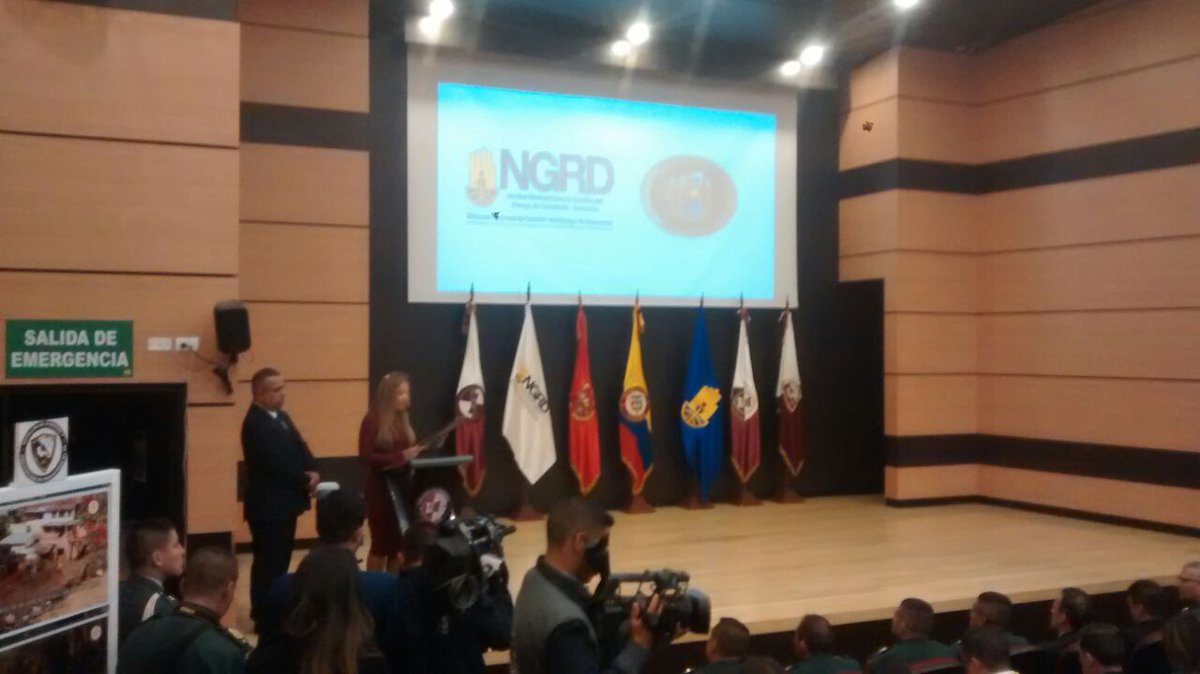 IDIGER's tweet photo. 👉 #Bogotá recibe reconocimiento por parte del @COL_EJERCITO en el marco de la acreditación que hizo la @UNGRD al Equipo de Búsqueda y Rescate USAR Mediano del Ejército. #USARCOL13 https://t.co/OhHI22SRon