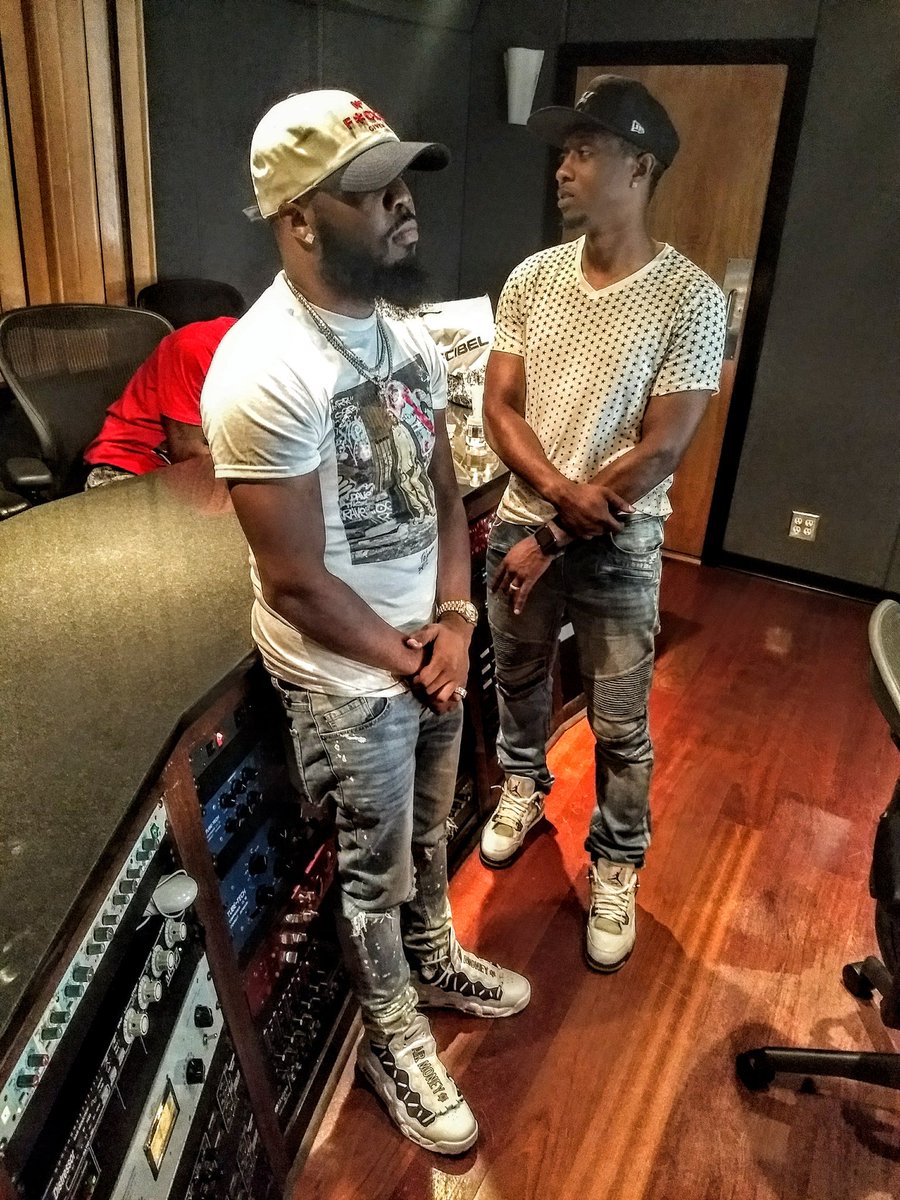 Marvolus1984's tweet image. When you record 12 songs in 3 hours and got 5 hours left in your session to burn 
#PatchwerkStudios #NoneBefore #SummerHateWinterLove