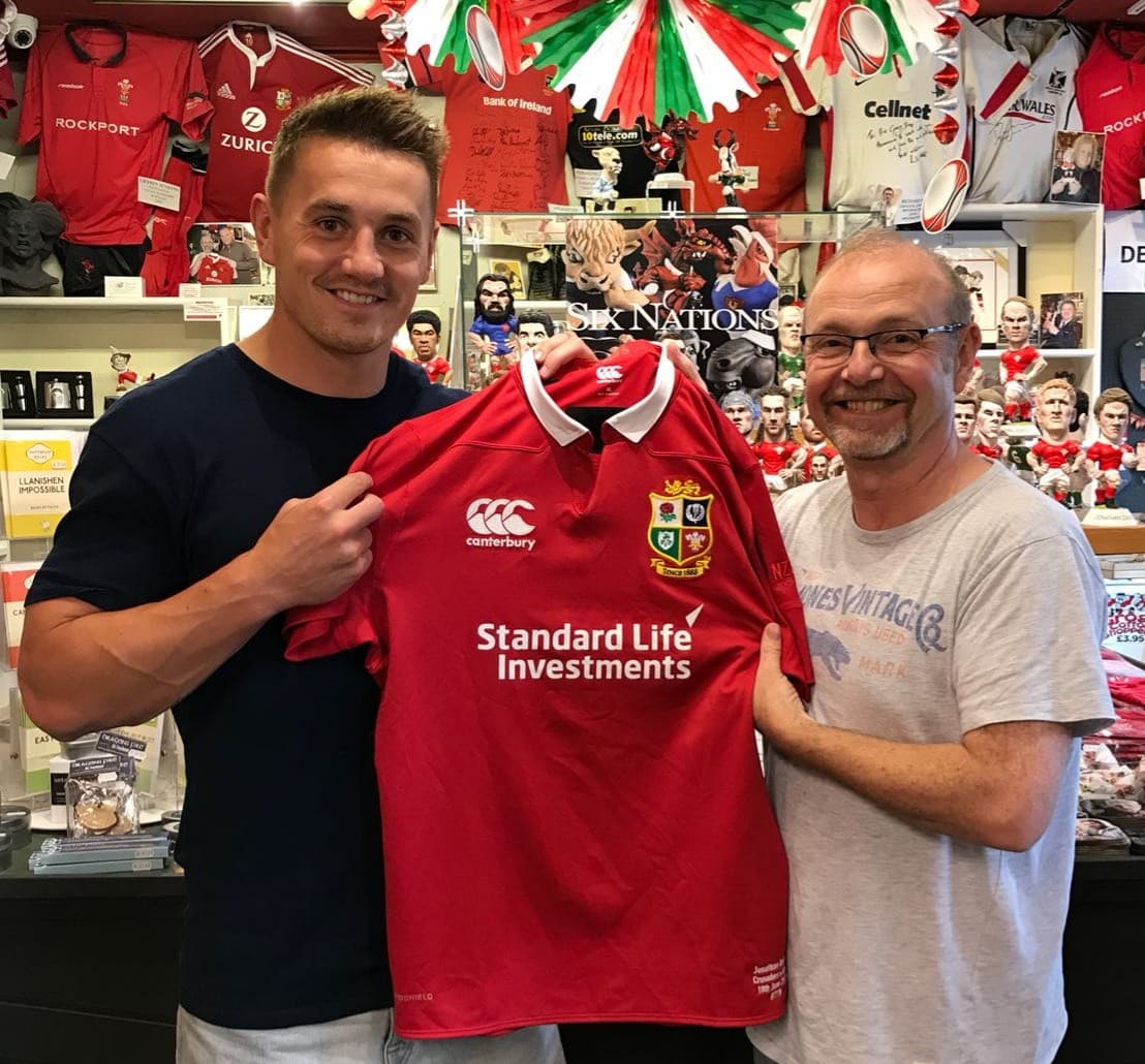 WorldOfGroggs's tweet photo. Didn't expect this! ๐ฒ
It was great to see Lions Man of the Series Jonathan Fox Davies today looking fit and ready for the new season. Jon generously donated his match worn shirt from the Lions v Crusaders to our collection.
#ThanksFoxy๐ฆ https://t.co/e9ApFX0ZWH