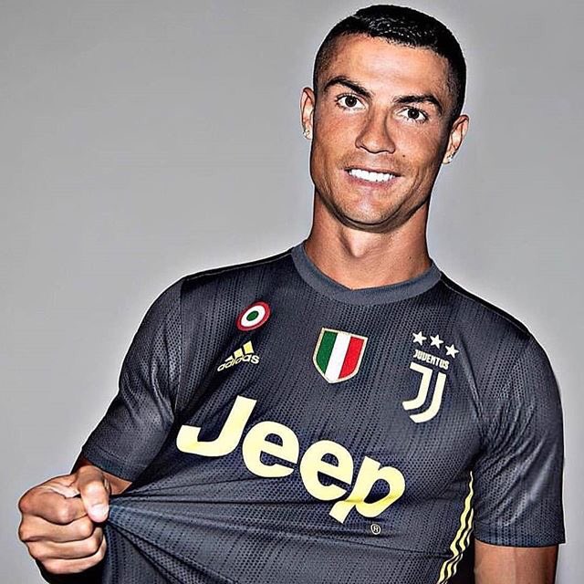 Actu Foot on X: Cristiano Ronaldo sous le nouveau maillot Third de la  Juventus.  / X