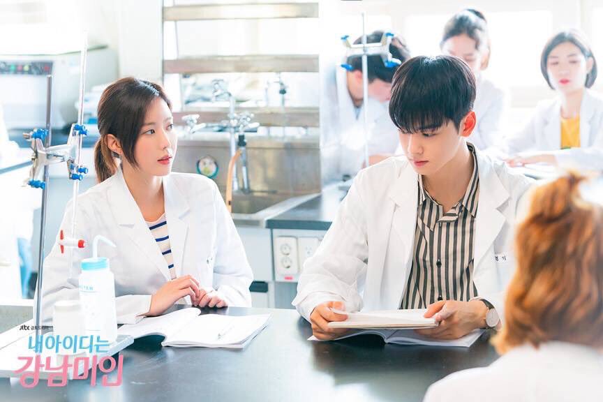 MyDanDaniel's tweet photo. แนะนำซีรี่ย์ #MyIDisGangnamBeauty
พระเอกคืออึนอู(Astro) 
นางเอกหน้าตาไม่ดี โดนแกล้งตั้งแต่เด็กทำให้มีปมเรื่องหน้าตาเลยไปศัลก่อนเข้ามหาลัยแต่ก็ไม่มั่นใจในตัวเอง 
พระเอกคือหล่อดีสุดๆ ไม่โง่ดูคนออก รู้ทันคนไม่มองคนที่หน้า ชอบตรงนี้พระเอกนิ่งๆเย็นชาแต่เข้าหานางเอก
อยากให้ดูเรื่องนี้! https://t.co/JvIthXICG3