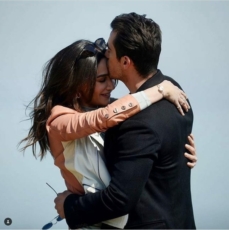 khkhkhkhkhkhsdg's tweet image. Ay gibiydin
ve
Seni öpmek......

Ne kadar basit......................... 

Beni,
Uzun boylu
Ediyordu..................

⬆️ #Vezir de eder..... 

👌💑❤️🔥😎⏳✌️
#AsFer #Bibo #SiyahBeyazAşk #asfer #BirceAkalay #İbrahimCelikkol #BirHim  #FerhatAslan #AslıAslan