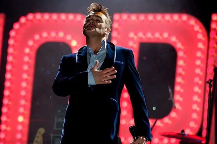 Look at him, that stage presence, so many new singers should learn.. is not about looks or fashion.. its attitude #morrissey