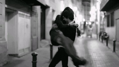 Sen benim en kıymetlimsin,
En güzel vazgeçilmezimsin. Sevmekle bitmeyenimsin,
Sen benim hakikatlimsin.
En derin, en içimdesin,
Sen benim en güzel derdimsin.

Mutlu akşamlar sevgili💕