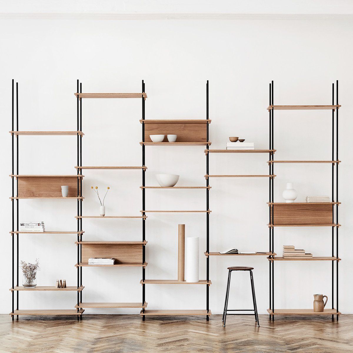 The SHELVING SYSTEM by MOEBE gives you full freedom to build your own piece of furniture and fit it exactly to your needs .buff.ly/2LDTGhu