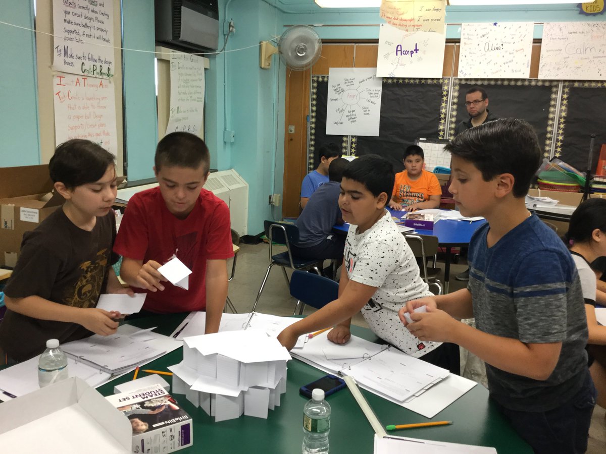 S069r's tweet photo. Mr. Massa's 5th grade class #littlebits #SMARTSKYSCRAPER https://t.co/36vAGWgBfX